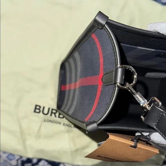 Men’s or Women’s Burberry Navy/Grey Checkered Tote/Messenger Bag! Brand NewW bag